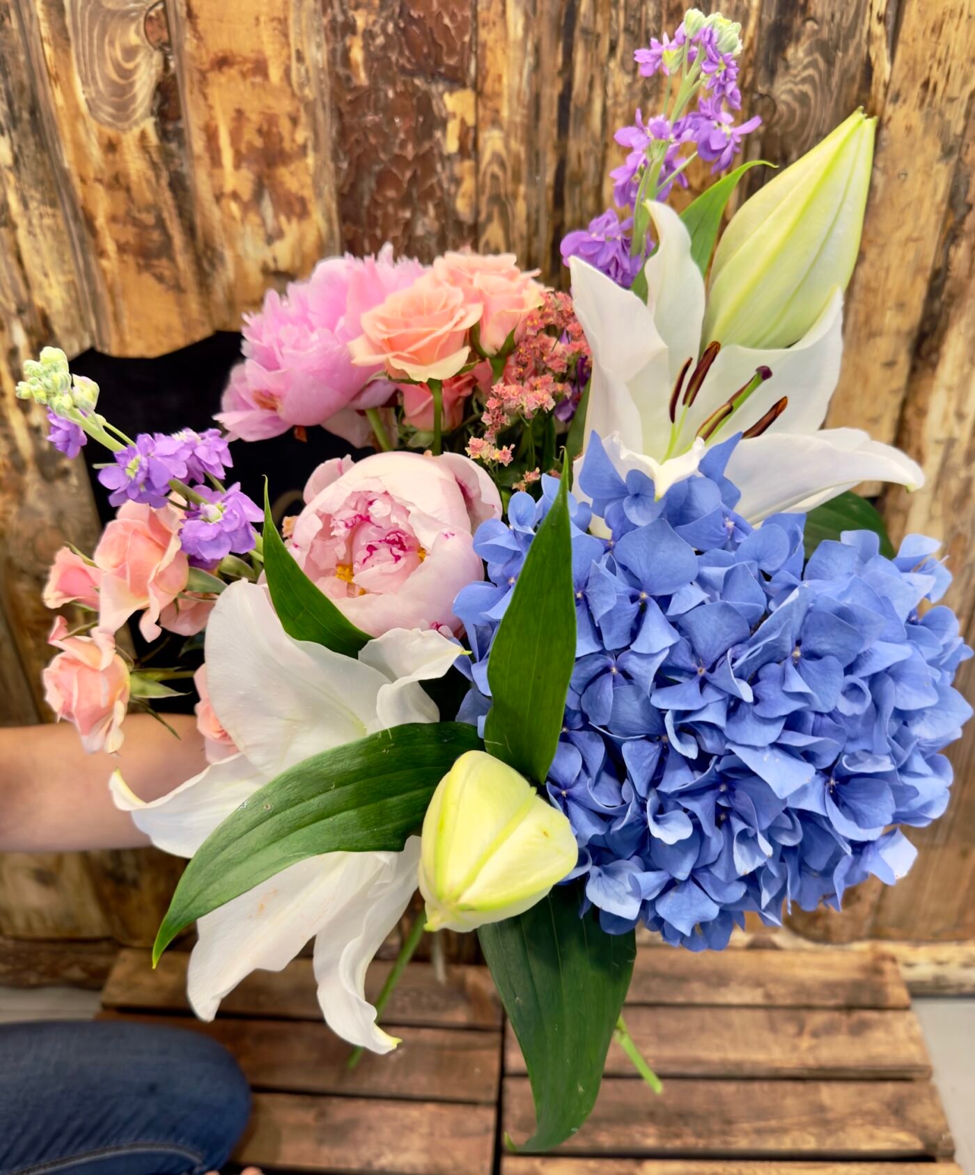 Ramos de hortensias, peonía y flores variadas