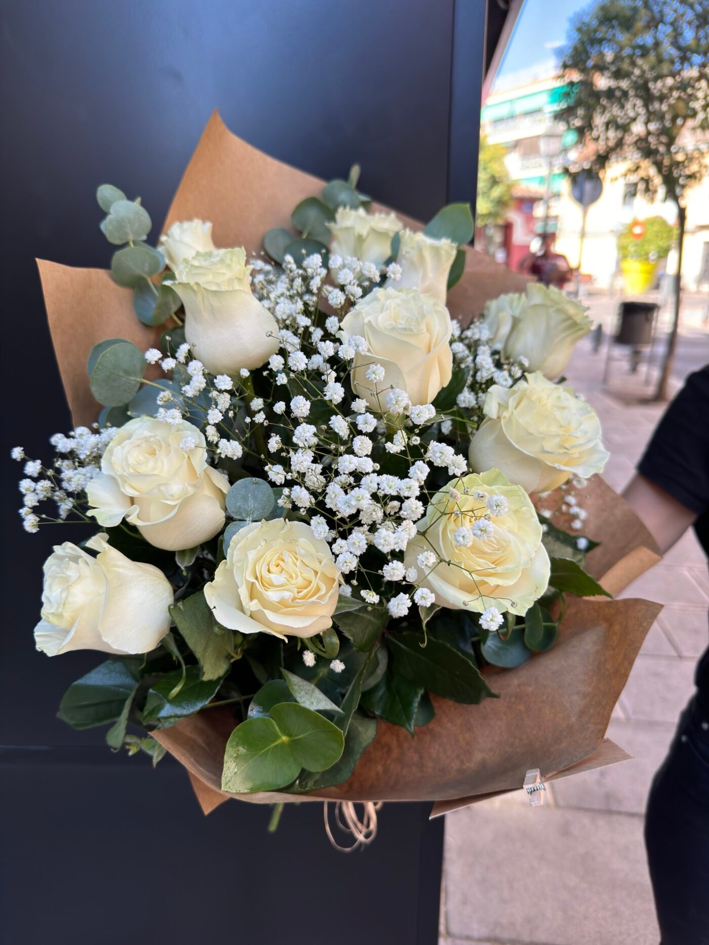 Ramos de rosas con Eucalipto y Paniculata
