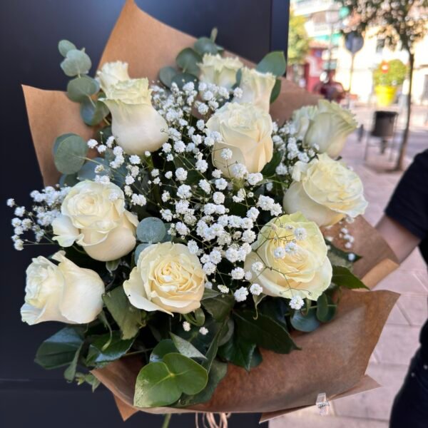 Ramos de rosas con Eucalipto y Paniculata