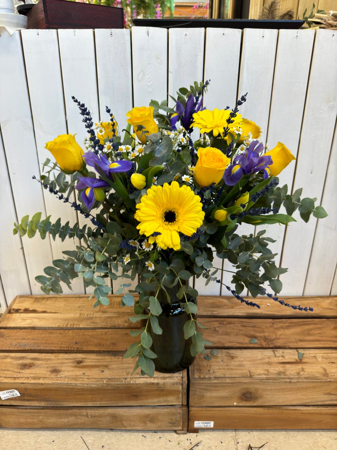 ramo de flores amarillo con iris, tulipanes, rosa amarilla, tanacetun, eucalipto, lavanda preservada y gerbera amarilla