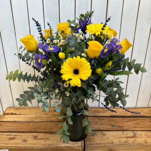 ramo de flores amarillo con iris, tulipanes, rosa amarilla, tanacetun, eucalipto, lavanda preservada y gerbera amarilla