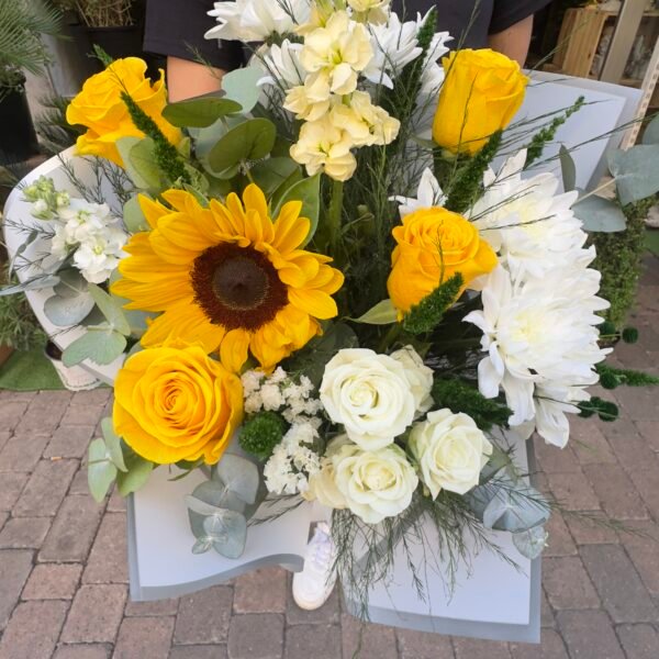 ramo de flores amarillas con girasoles, margaritas, alelíes, rosa de pitiminí y rosa amarilla