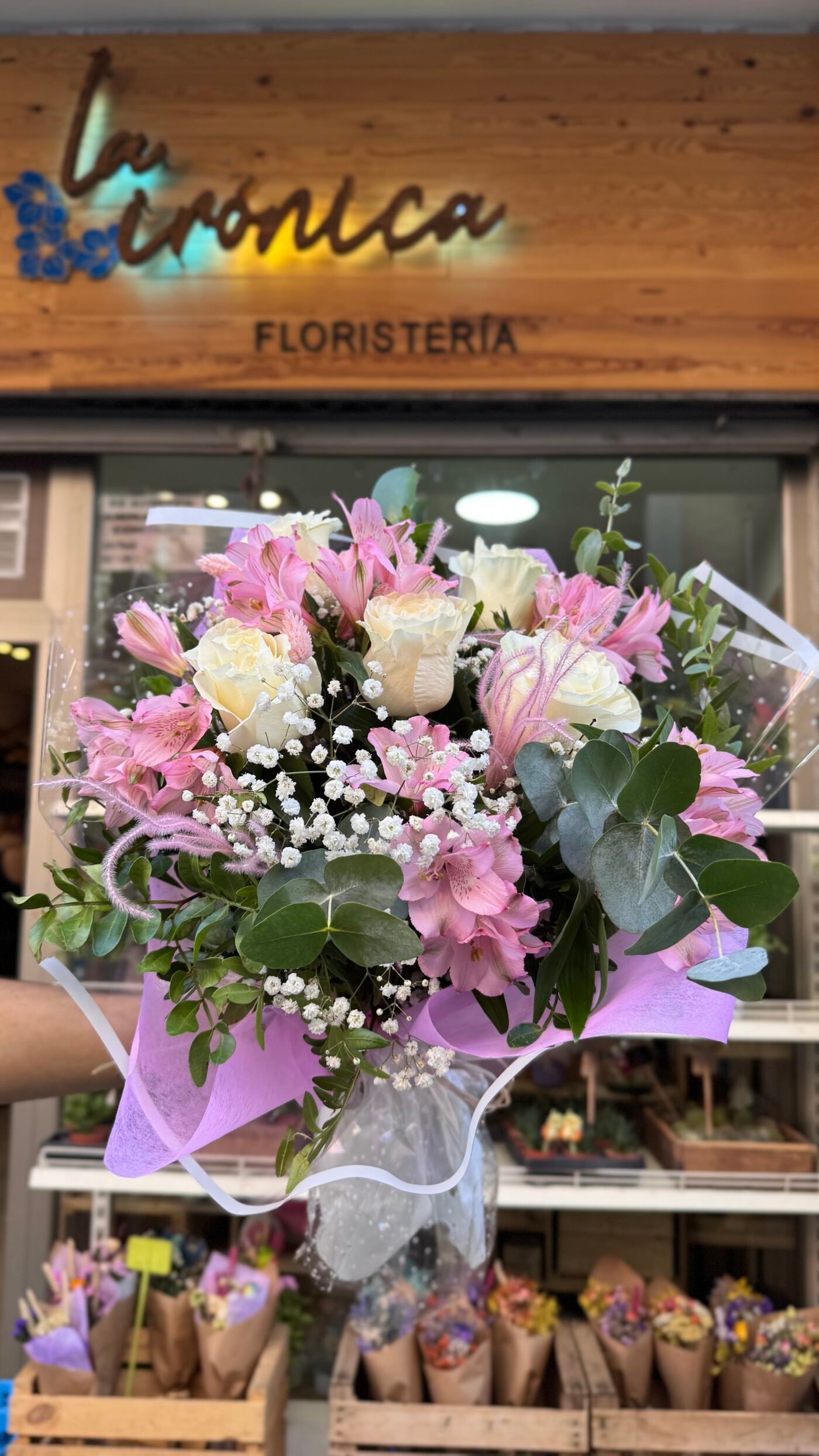 ramo de flores rosas, astromelias, con rosas blancas y eucalipto.jpg