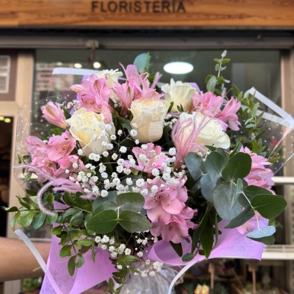 ramo de flores rosas, astromelias, con rosas blancas y eucalipto.jpg