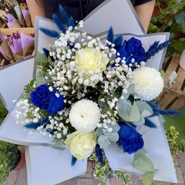 ramo de rosas blancas, azules y crisantemo bola
