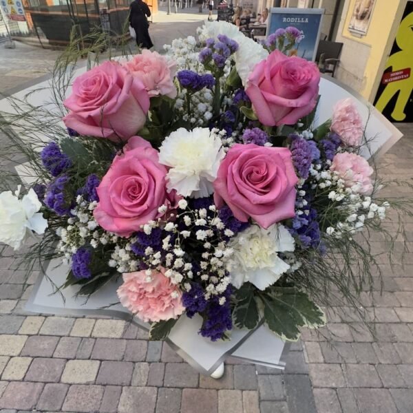 ramo de rosas rosas, claveles, statice morado y verdes variados