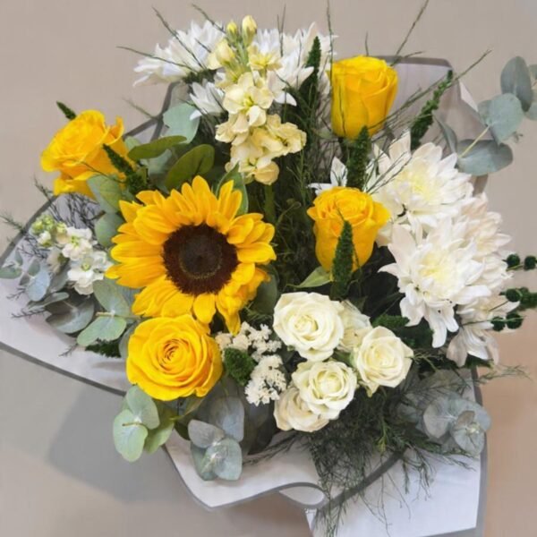 Ramo Floral Elegante en Tonos Amarillos y Blancos